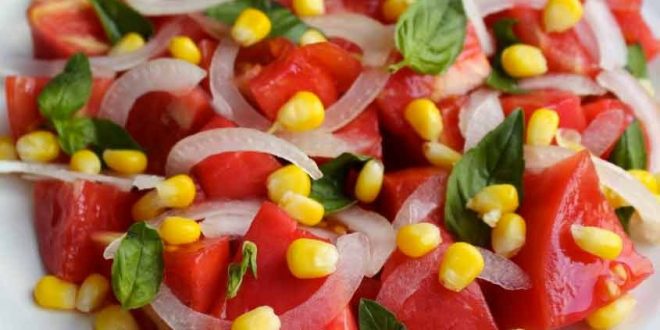 Pomidorlu qarğıdalı salatı